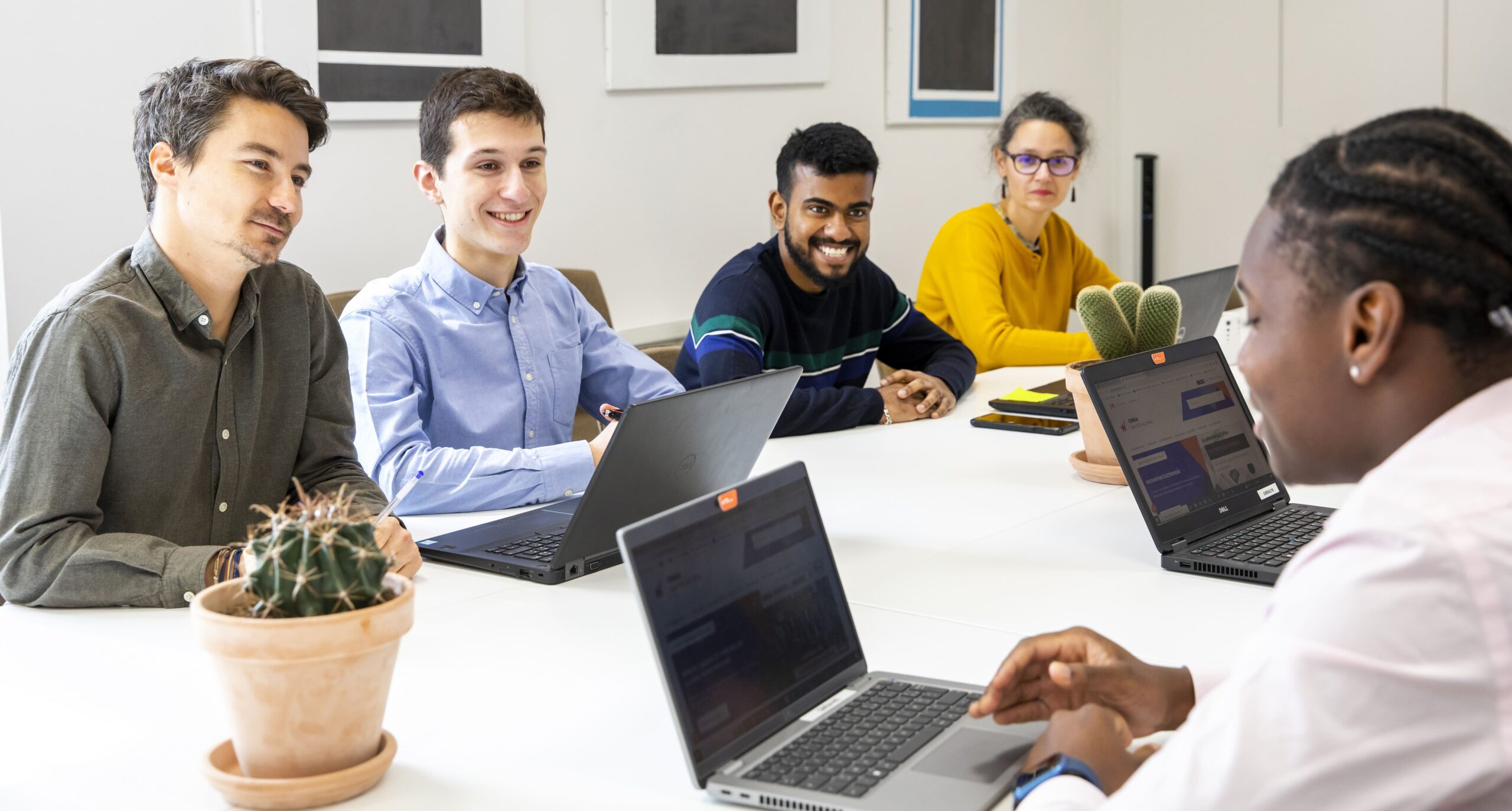 alt="image collaborateurs GMBA dans une salle de réunion".