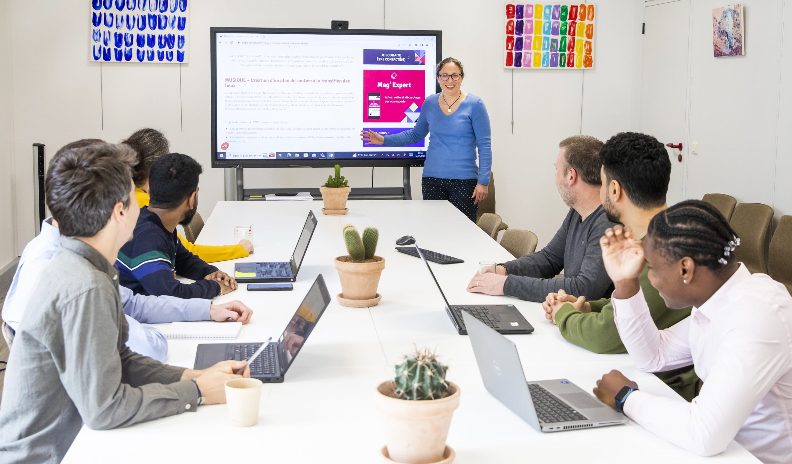 alt="image collaborateurs GMBA dans une salle de réunion".